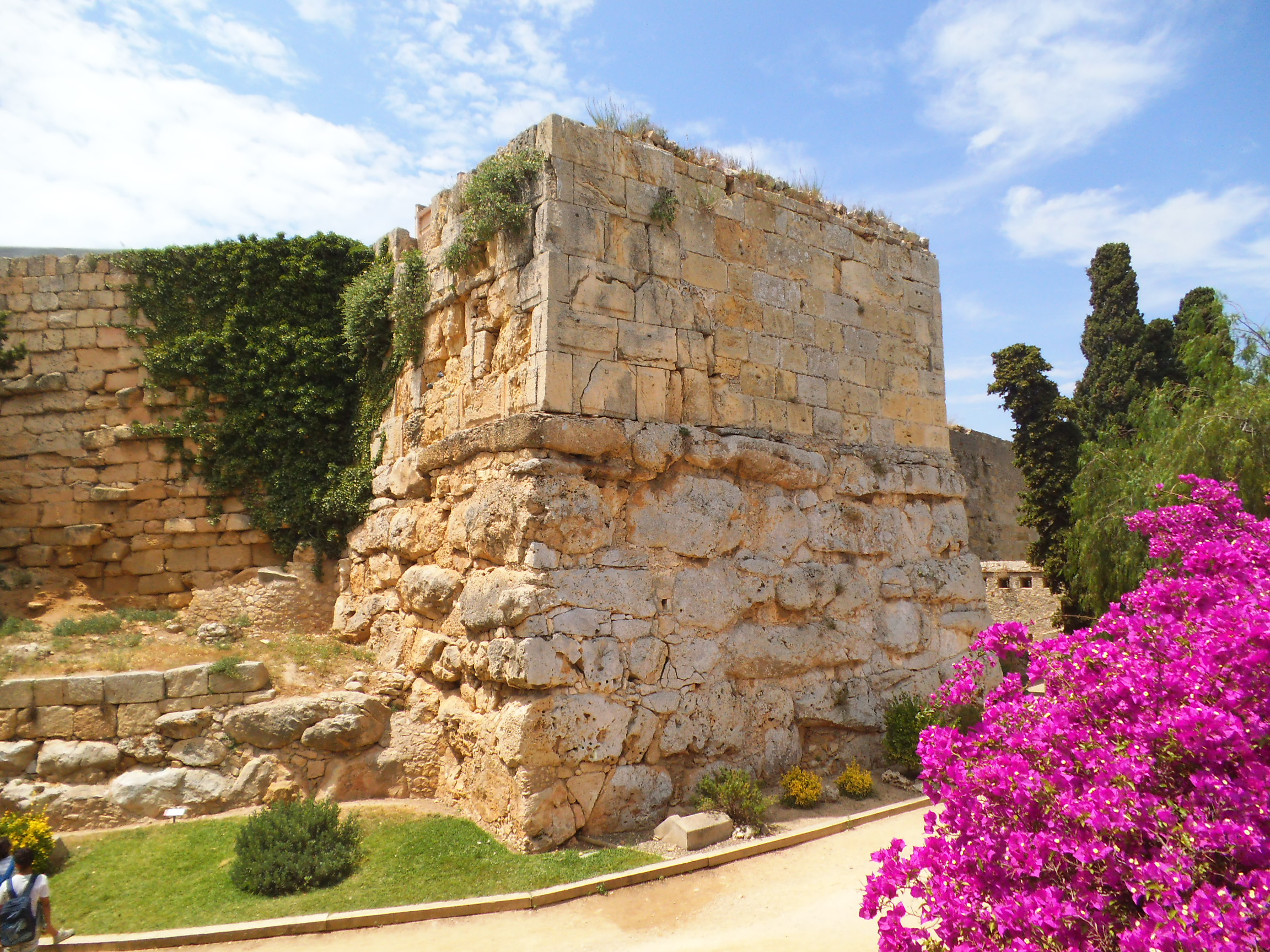 https://mdw-travel-data-us-east-1.s3.amazonaws.com/img/country/Spain/Las-Murallas-Romanas/img_00.jpg