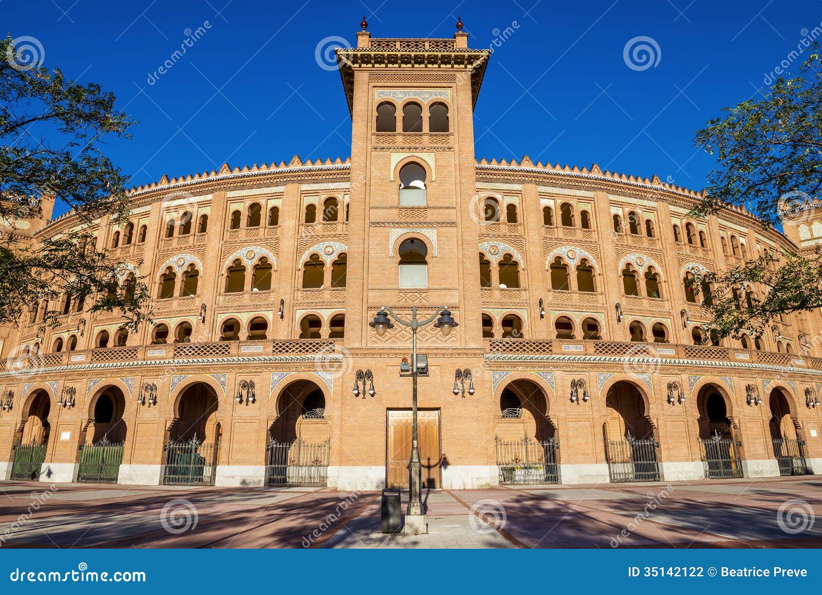 https://mdw-travel-data-us-east-1.s3.amazonaws.com/img/country/Spain/Las-Ventas-Bullring/img_01.jpg