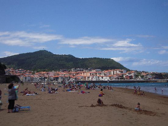 https://mdw-travel-data-us-east-1.s3.amazonaws.com/img/country/Spain/Lekeitio-Beach/img_03.jpg