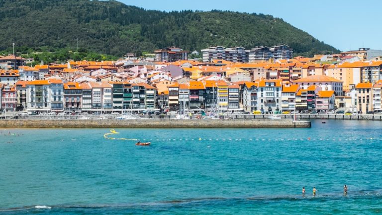 https://mdw-travel-data-us-east-1.s3.amazonaws.com/img/country/Spain/Lekeitio-Beach/img_04.jpg