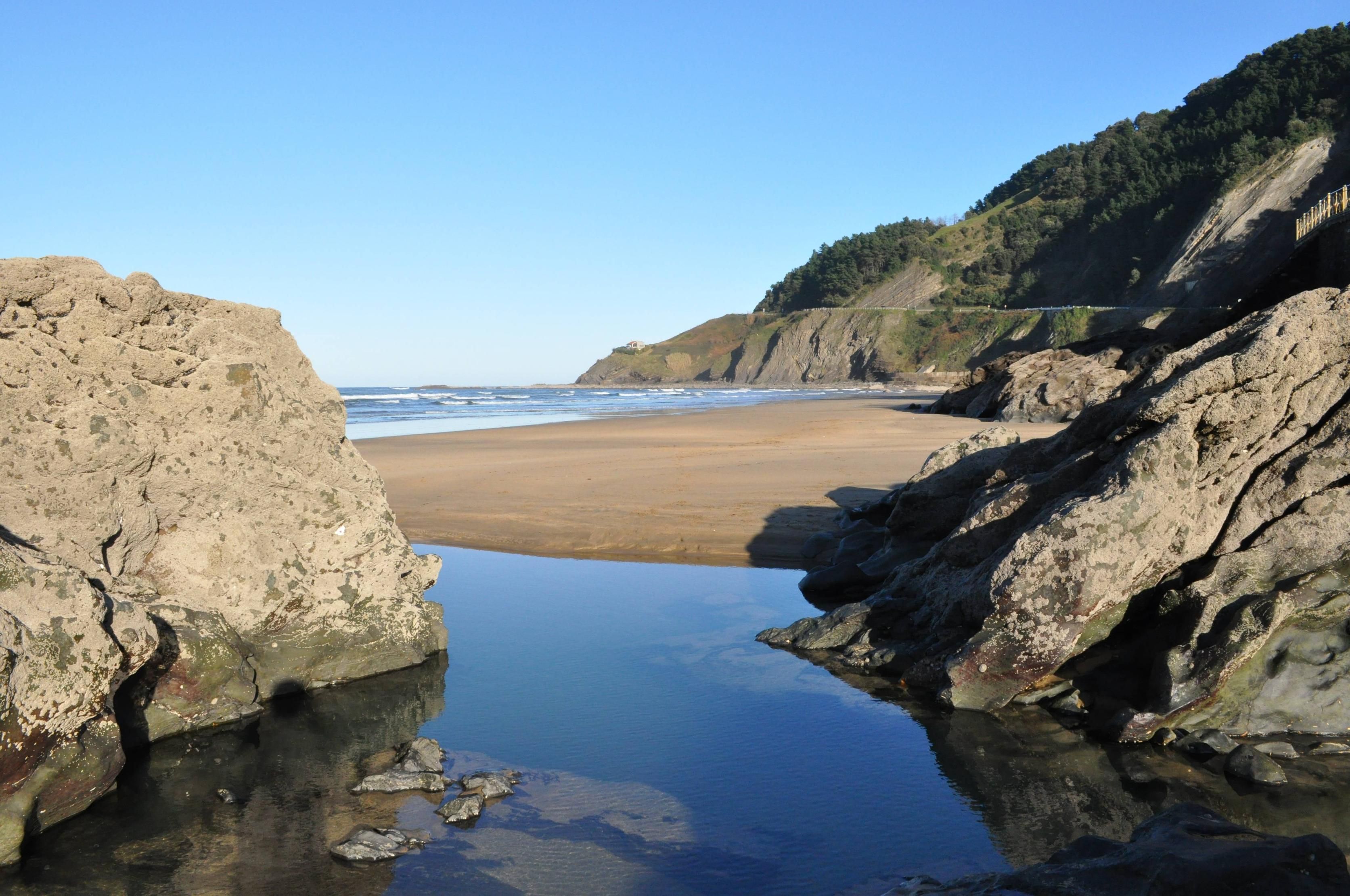 https://mdw-travel-data-us-east-1.s3.amazonaws.com/img/country/Spain/Lekeitio-Beach/img_05.jpg
