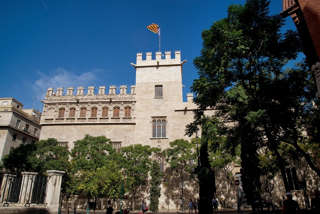 https://mdw-travel-data-us-east-1.s3.amazonaws.com/img/country/Spain/Llotja-de-la-Seda/img_02.jpg