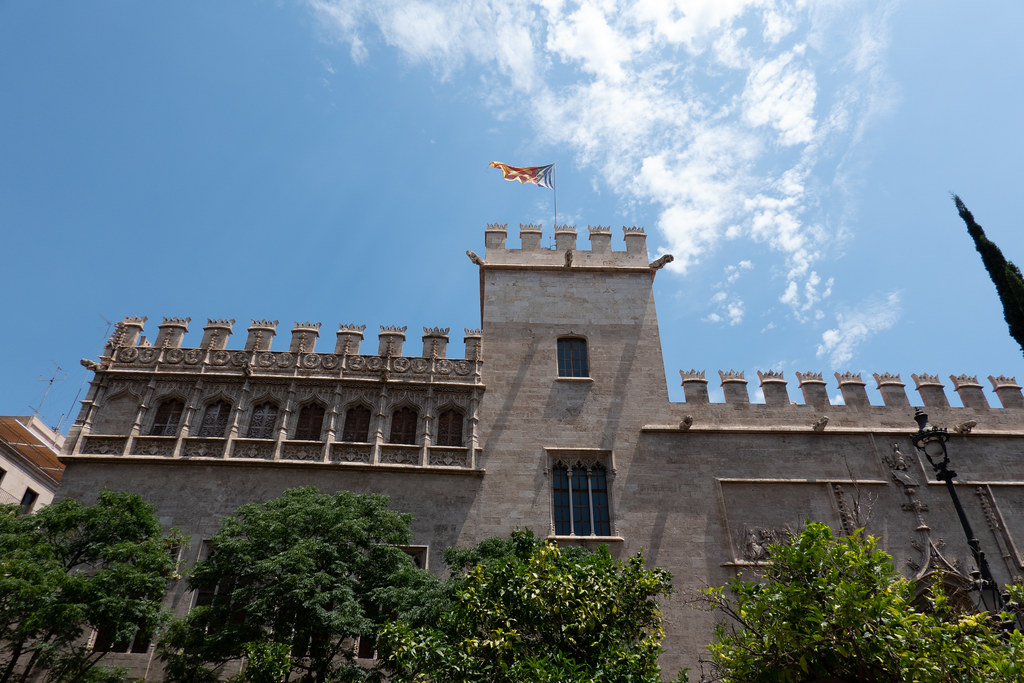 https://mdw-travel-data-us-east-1.s3.amazonaws.com/img/country/Spain/Llotja-de-la-Seda/img_03.jpg