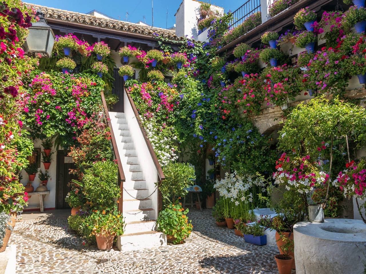 https://mdw-travel-data-us-east-1.s3.amazonaws.com/img/country/Spain/Los-Patios-de-Cordoba/img_03.jpg