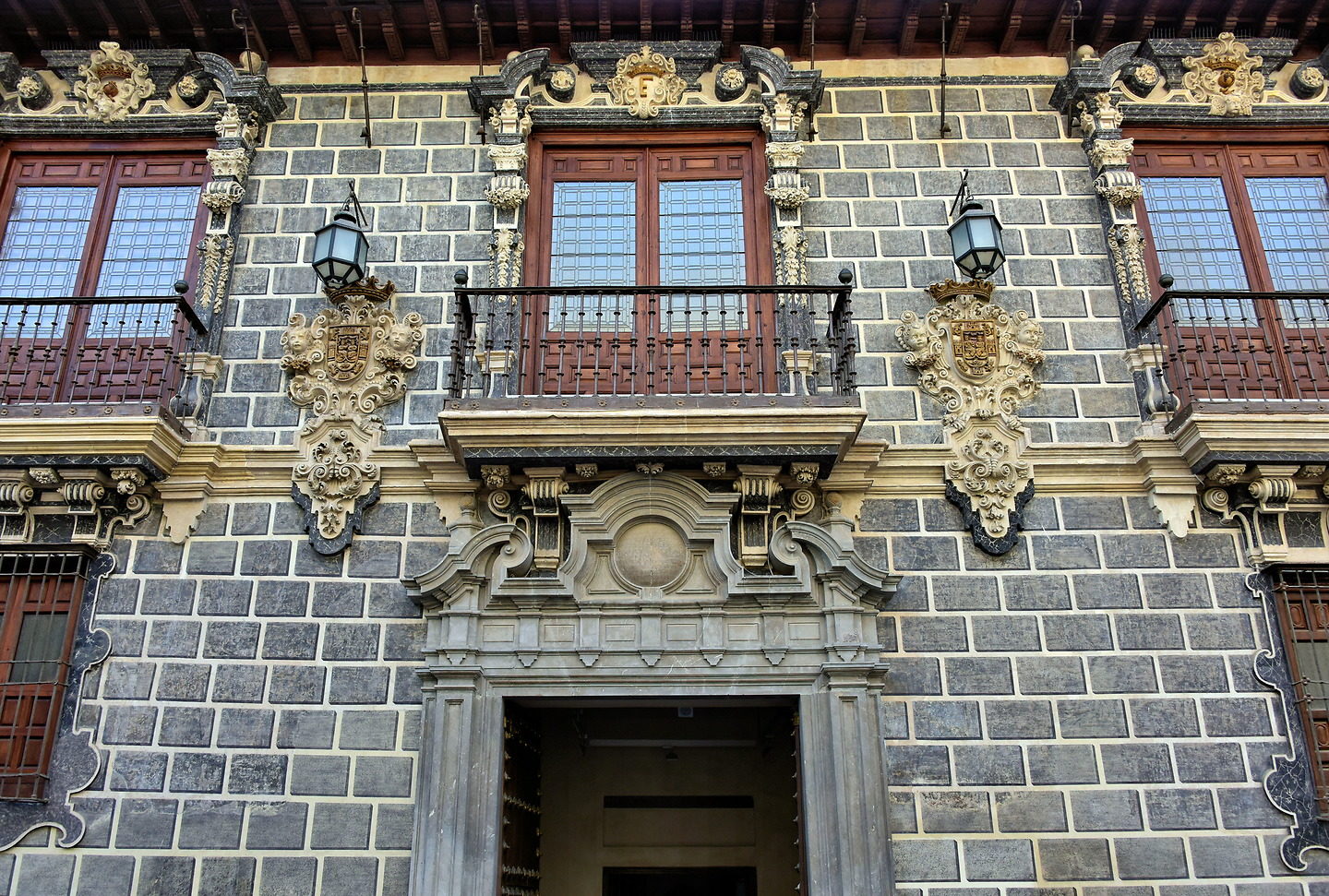 https://mdw-travel-data-us-east-1.s3.amazonaws.com/img/country/Spain/Madrasah-of-Granada/img_05.jpg
