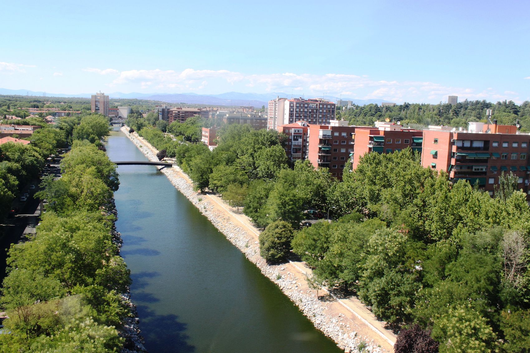 https://mdw-travel-data-us-east-1.s3.amazonaws.com/img/country/Spain/Madrid-Cable-Car/img_02.jpg