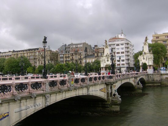 https://mdw-travel-data-us-east-1.s3.amazonaws.com/img/country/Spain/Maria-Cristina-Bridge/img_02.jpg