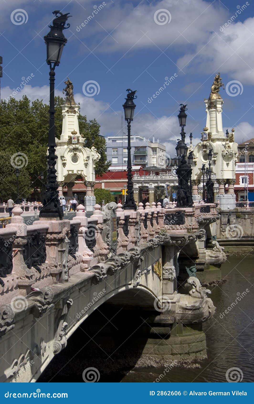 https://mdw-travel-data-us-east-1.s3.amazonaws.com/img/country/Spain/Maria-Cristina-Bridge/img_03.jpg