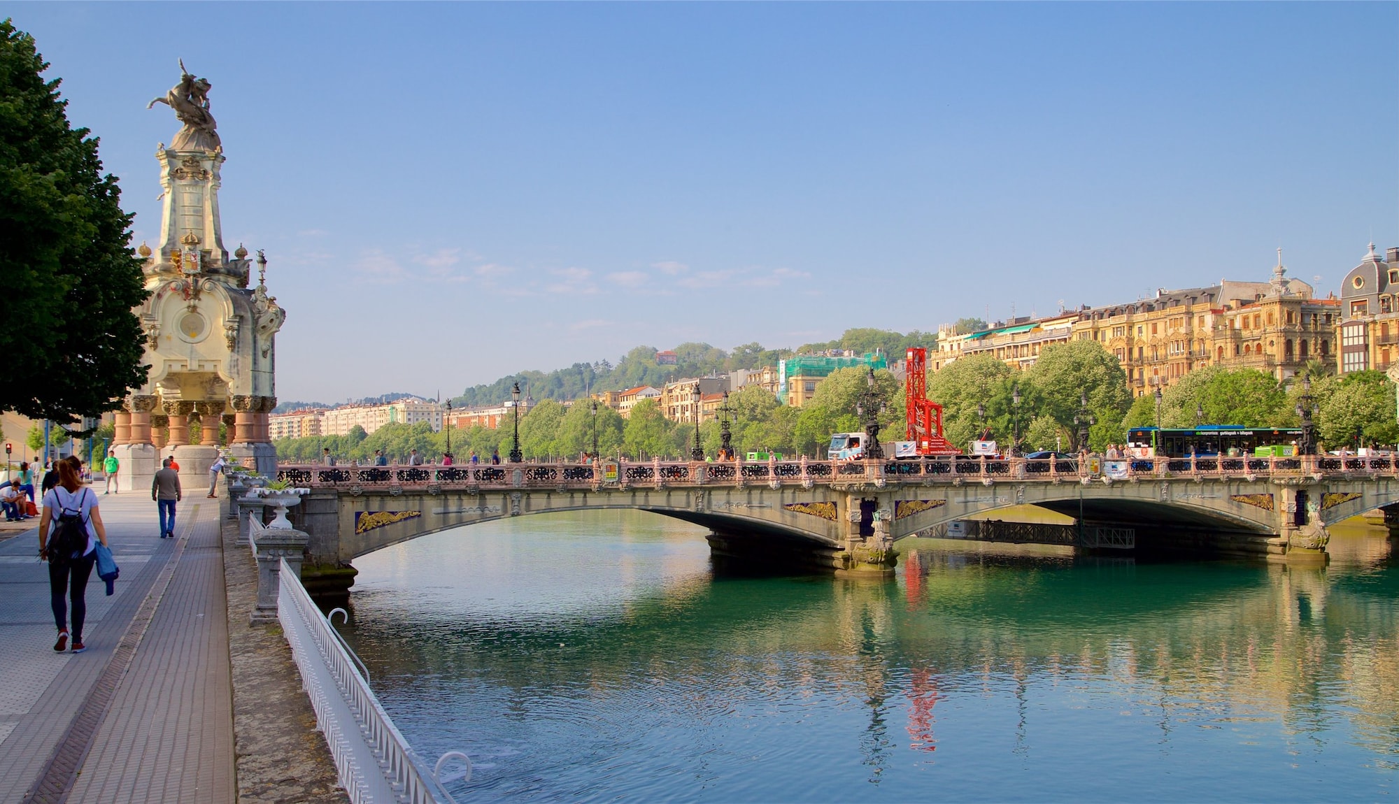 https://mdw-travel-data-us-east-1.s3.amazonaws.com/img/country/Spain/Maria-Cristina-Bridge/img_04.jpg