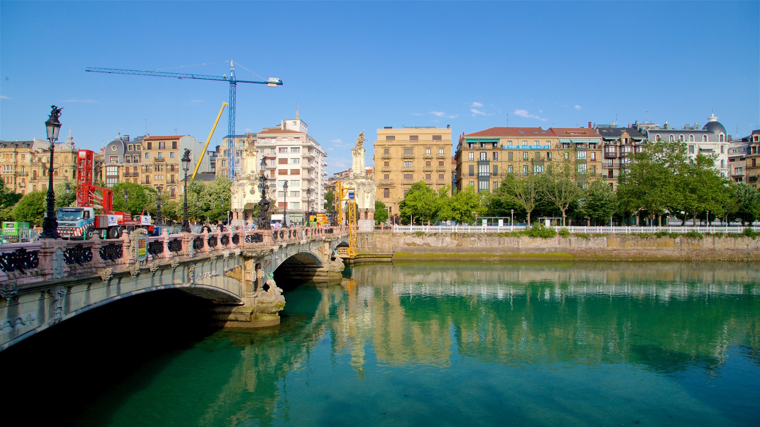 https://mdw-travel-data-us-east-1.s3.amazonaws.com/img/country/Spain/Maria-Cristina-Bridge/img_05.jpg