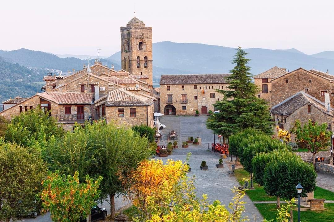 https://mdw-travel-data-us-east-1.s3.amazonaws.com/img/country/Spain/Medieval-Village-of-Ainsa/img_00.jpg