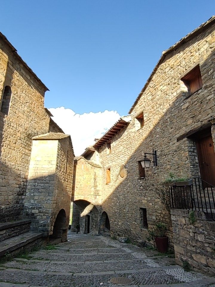 https://mdw-travel-data-us-east-1.s3.amazonaws.com/img/country/Spain/Medieval-Village-of-Ainsa/img_03.jpg