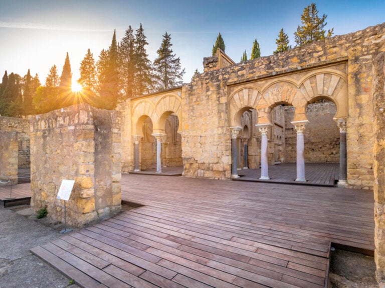 https://mdw-travel-data-us-east-1.s3.amazonaws.com/img/country/Spain/Medina-Azahara/img_04.jpg