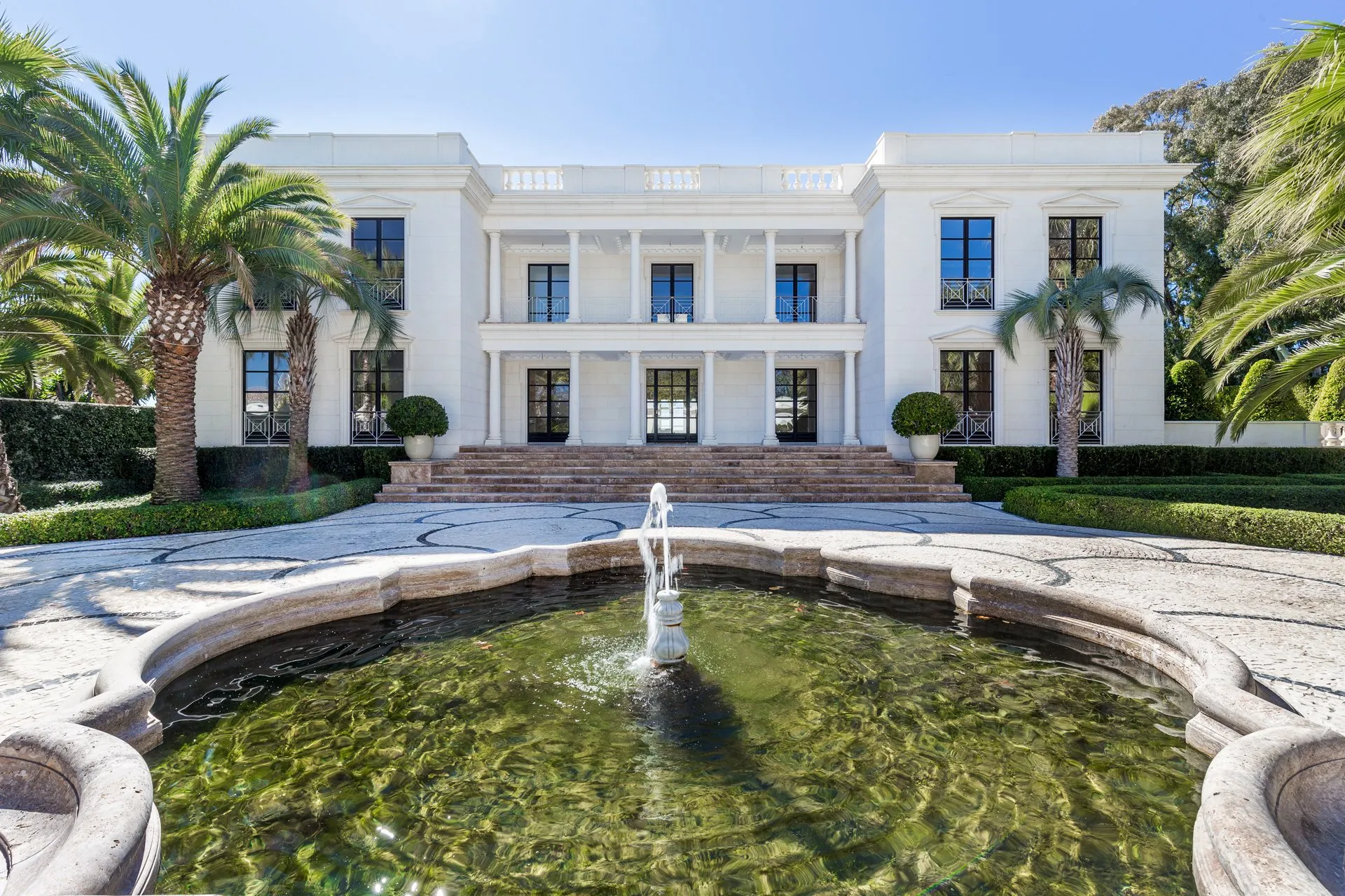 https://mdw-travel-data-us-east-1.s3.amazonaws.com/img/country/Spain/Miramar-Palace/img_04.jpg