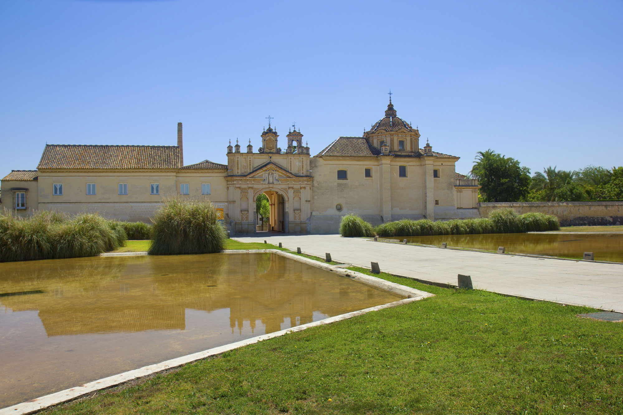 https://mdw-travel-data-us-east-1.s3.amazonaws.com/img/country/Spain/Monasterio-de-la-Cartuja/img_00.jpg