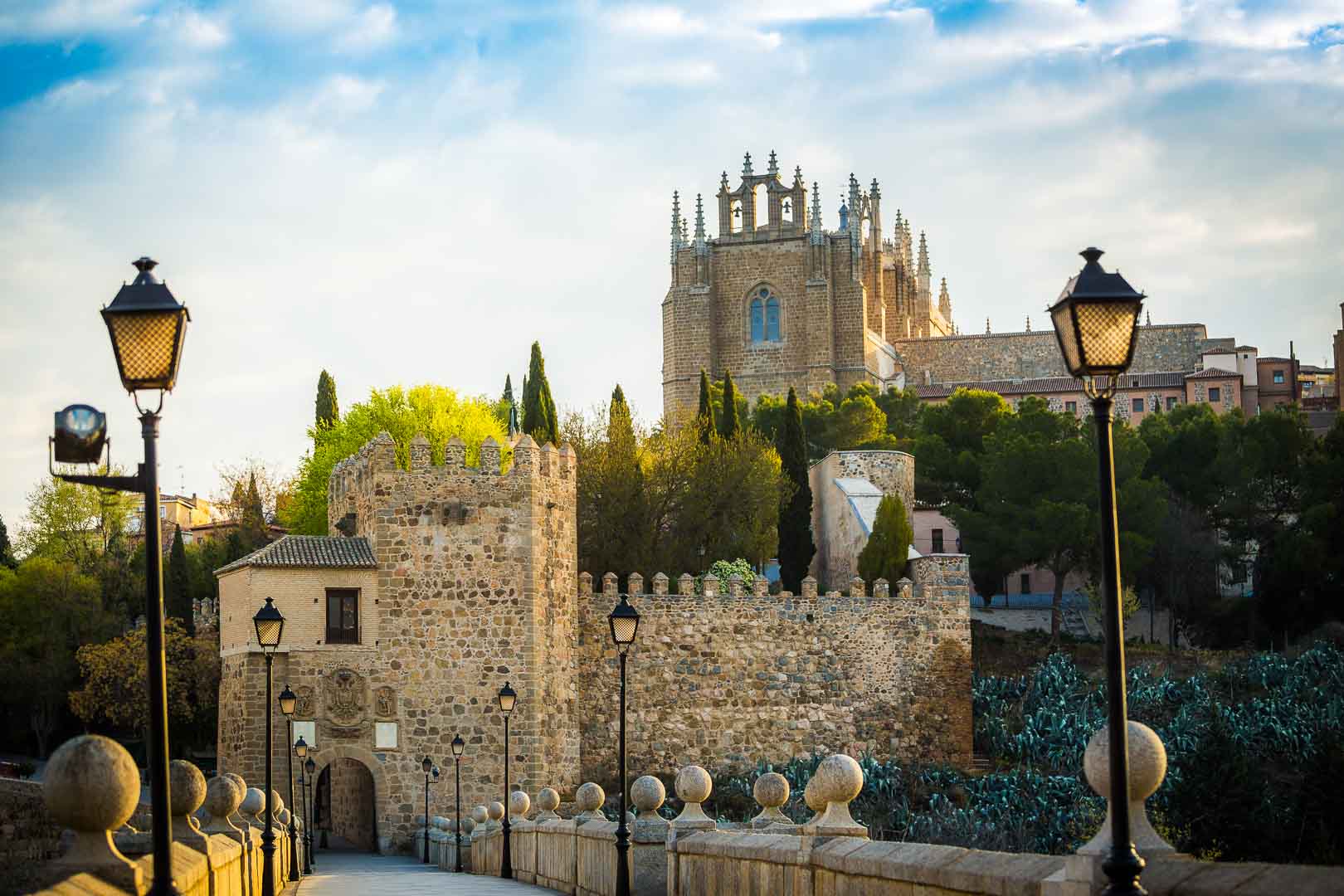 https://mdw-travel-data-us-east-1.s3.amazonaws.com/img/country/Spain/Monastery-of-San-Juan-de-los-Reyes/img_03.jpg
