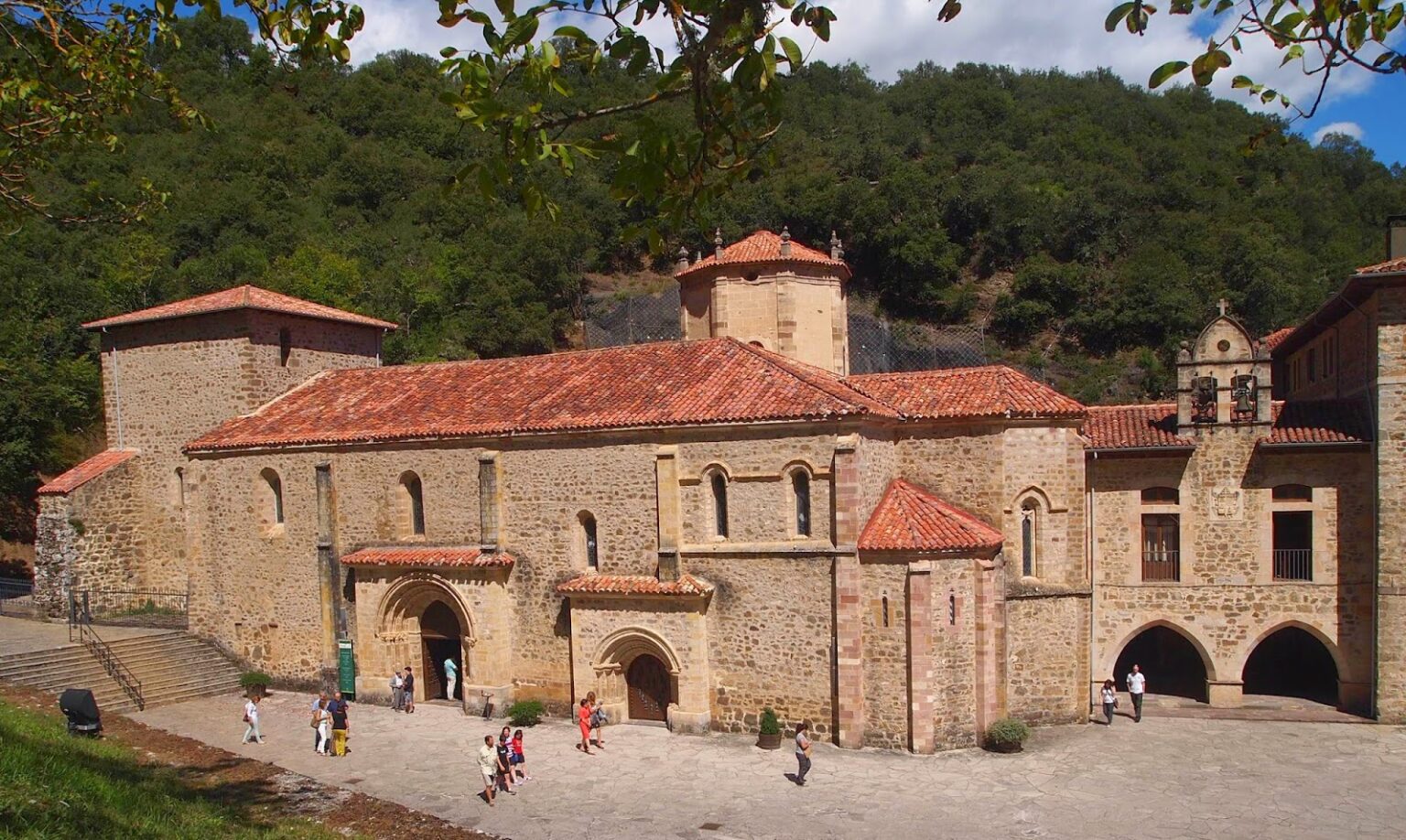 https://mdw-travel-data-us-east-1.s3.amazonaws.com/img/country/Spain/Monastery-of-Santo-Toribio-de-Liebana/img_00.jpg