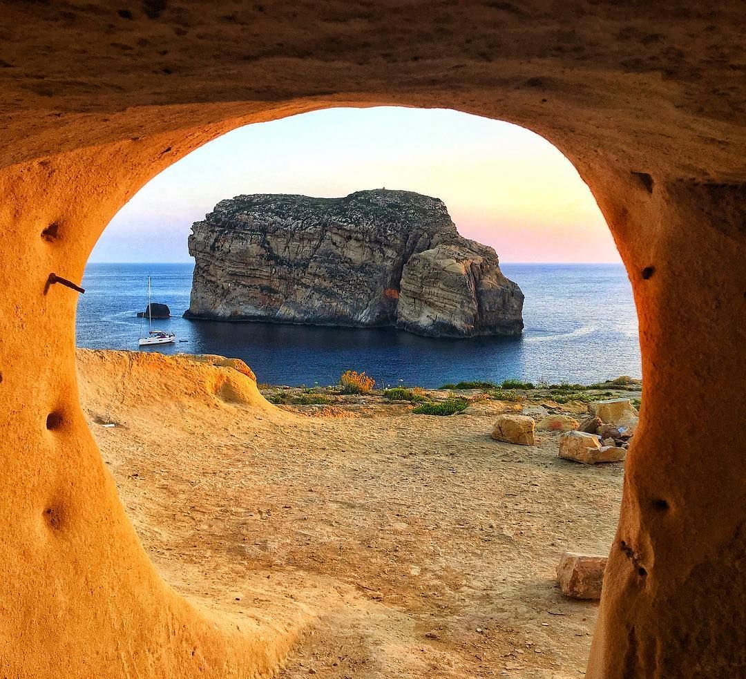 https://mdw-travel-data-us-east-1.s3.amazonaws.com/img/country/Spain/Monte-do-Gozo/img_02.jpg
