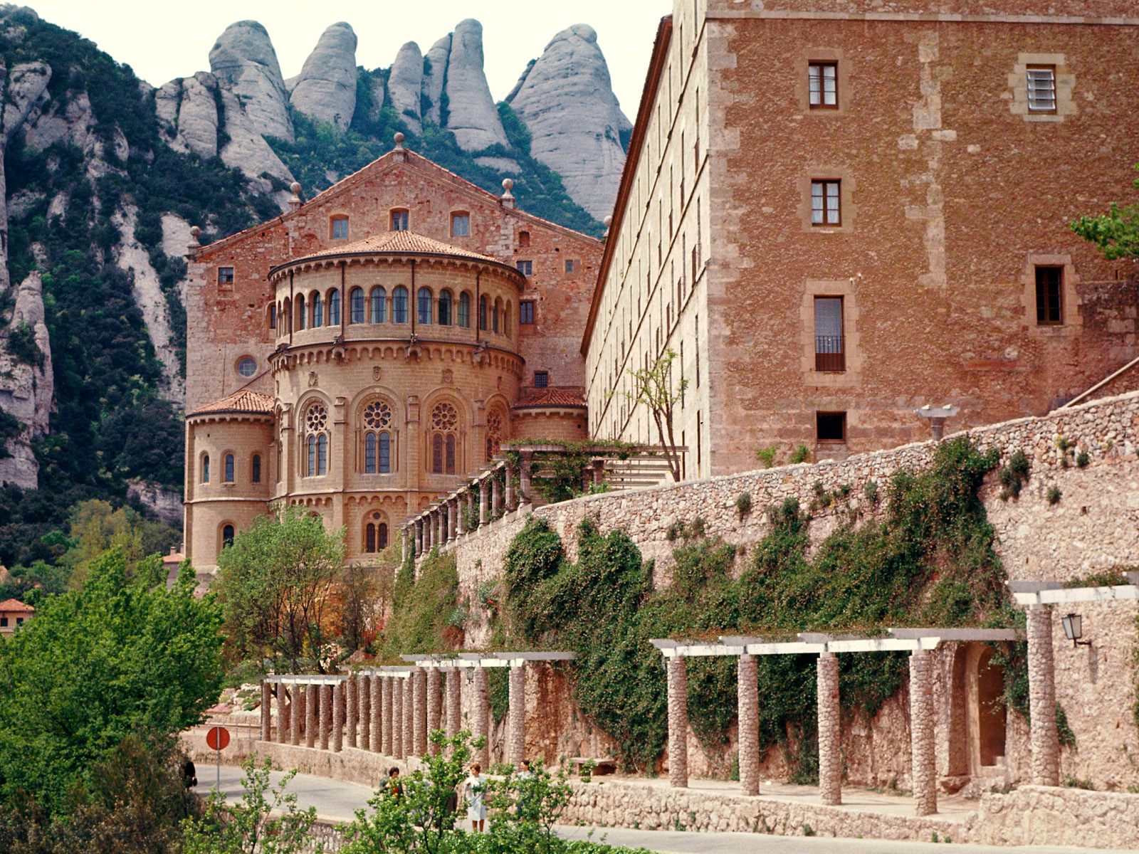 https://mdw-travel-data-us-east-1.s3.amazonaws.com/img/country/Spain/Montserrat-Monastery/img_01.jpg