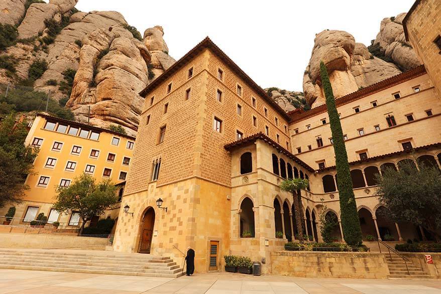 https://mdw-travel-data-us-east-1.s3.amazonaws.com/img/country/Spain/Montserrat-Monastery/img_02.jpg