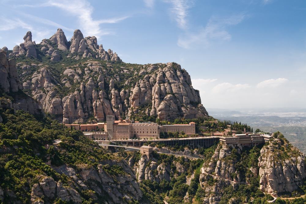 https://mdw-travel-data-us-east-1.s3.amazonaws.com/img/country/Spain/Montserrat-Monastery/img_05.jpg