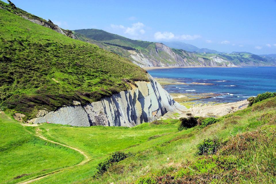 https://mdw-travel-data-us-east-1.s3.amazonaws.com/img/country/Spain/Mundaka-Beach/img_05.jpg