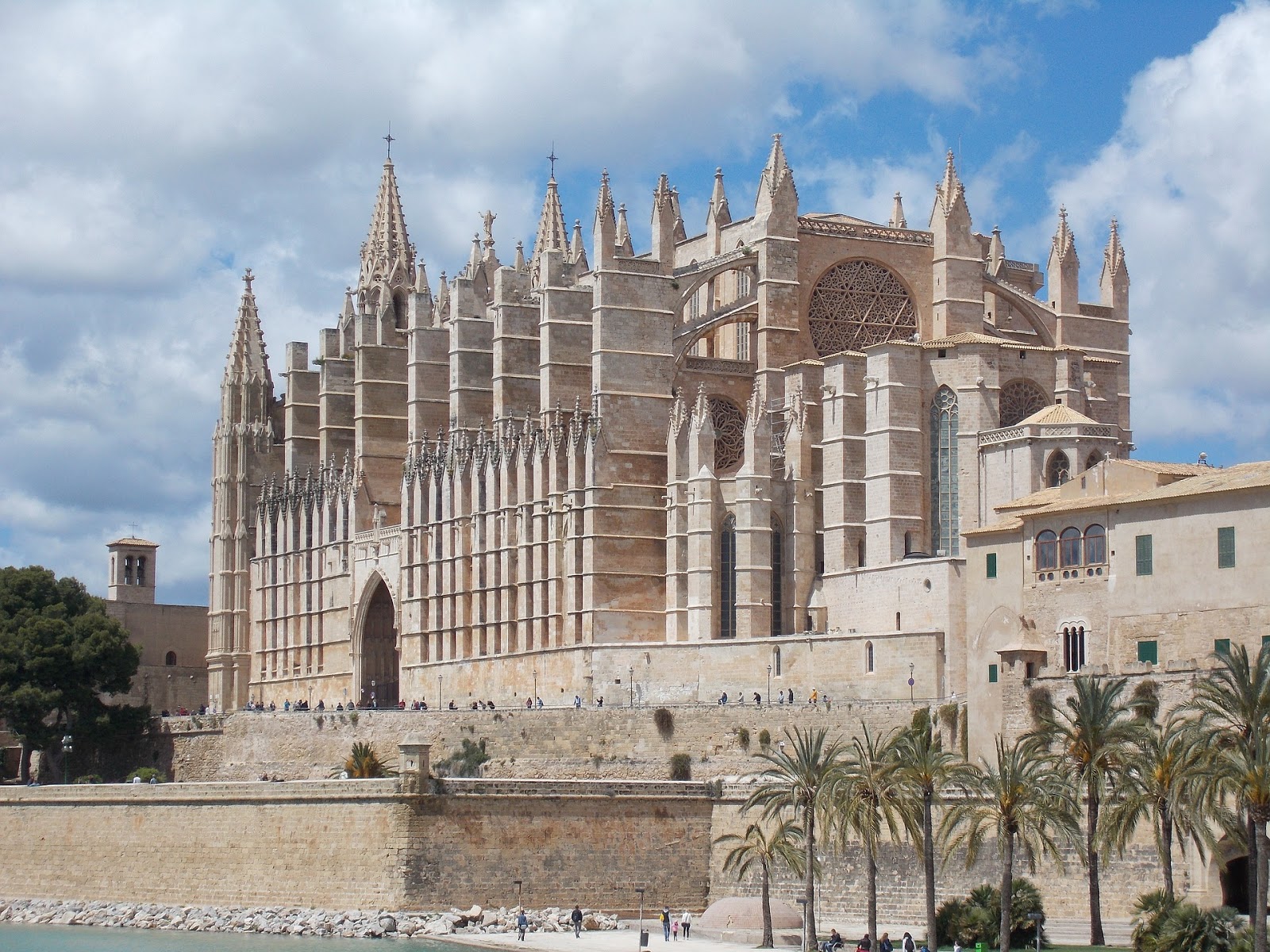 https://mdw-travel-data-us-east-1.s3.amazonaws.com/img/country/Spain/Museu-de-Mallorca/img_03.jpg