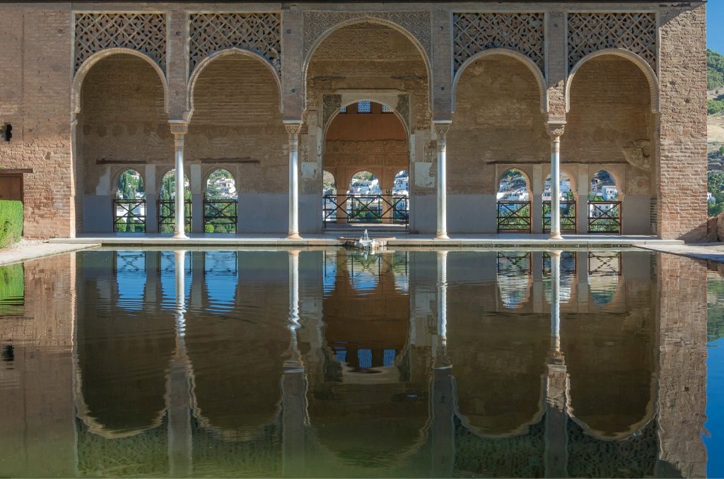 https://mdw-travel-data-us-east-1.s3.amazonaws.com/img/country/Spain/Museum-of-Granada/img_02.jpg