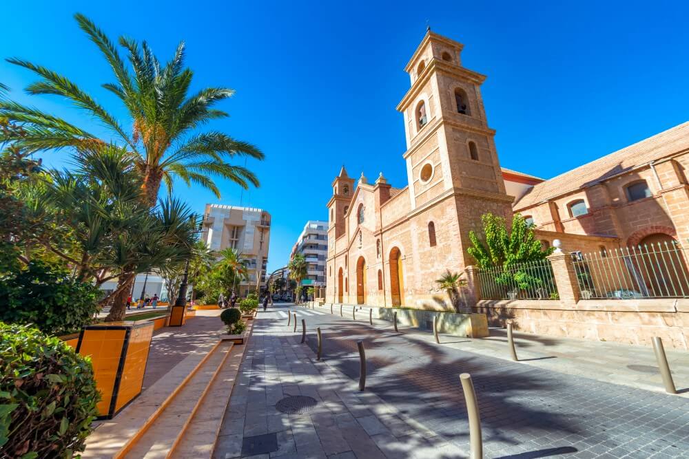 https://mdw-travel-data-us-east-1.s3.amazonaws.com/img/country/Spain/Natural-Pools-of-Torrevieja/img_02.jpg