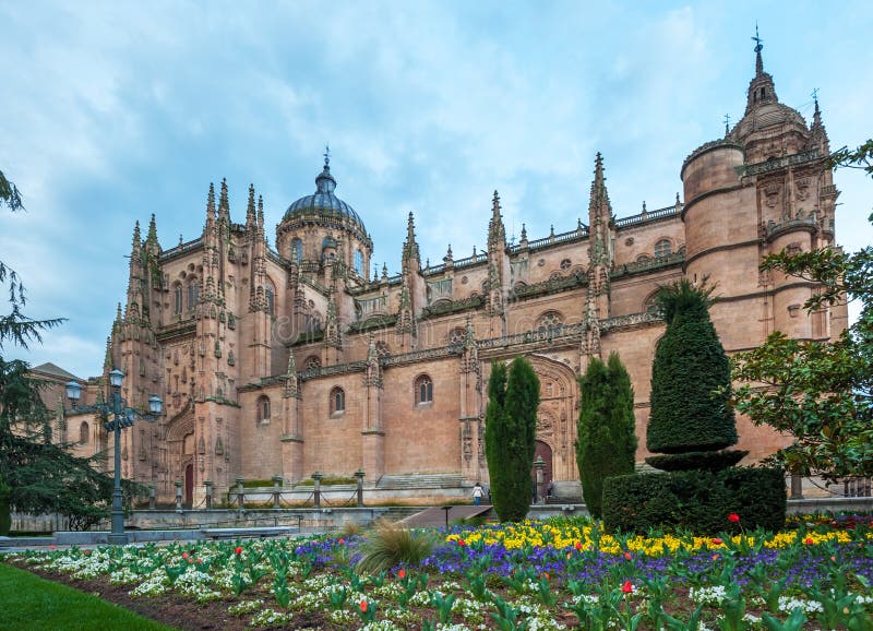 https://mdw-travel-data-us-east-1.s3.amazonaws.com/img/country/Spain/New-Cathedral-of-Salamanca/img_03.jpg
