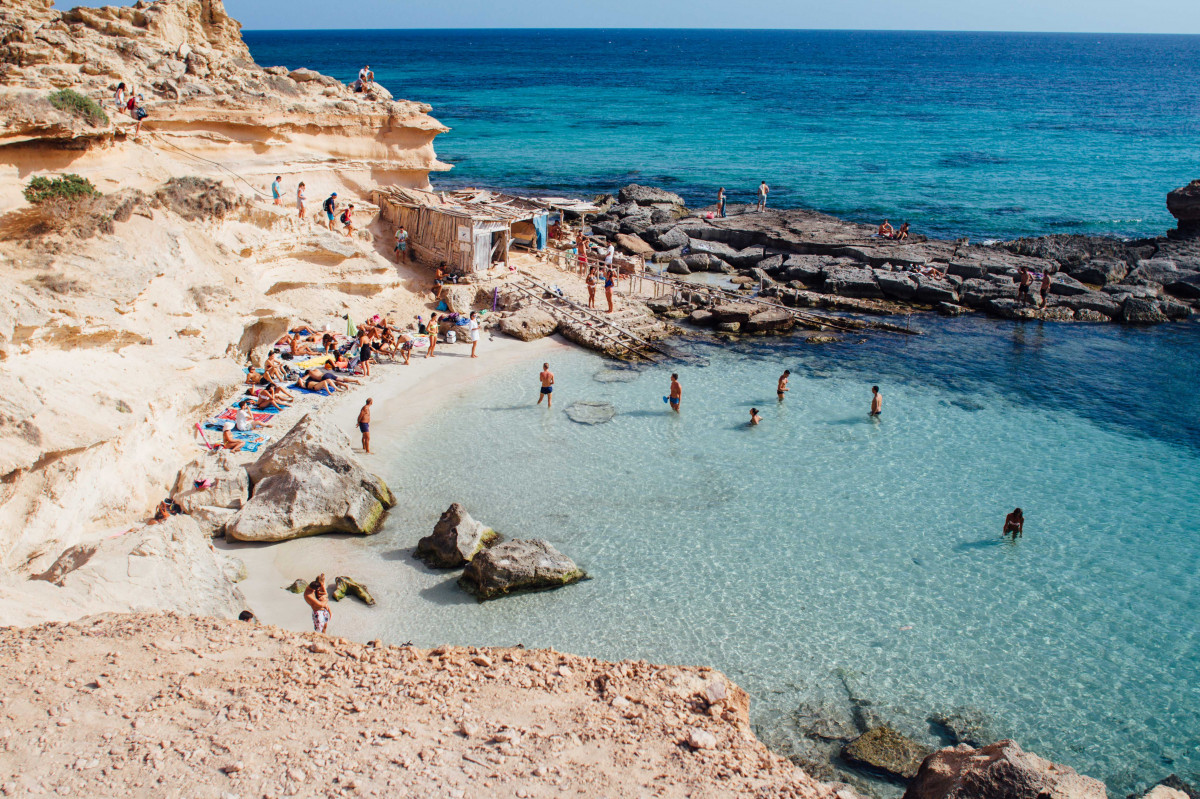 https://mdw-travel-data-us-east-1.s3.amazonaws.com/img/country/Spain/Ocean-Beach-Ibiza/img_03.jpg