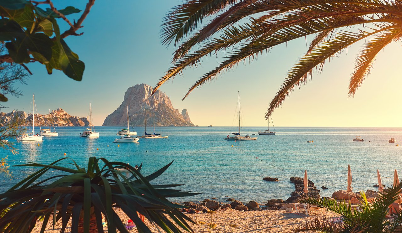 https://mdw-travel-data-us-east-1.s3.amazonaws.com/img/country/Spain/Ocean-Beach-Ibiza/img_04.jpg