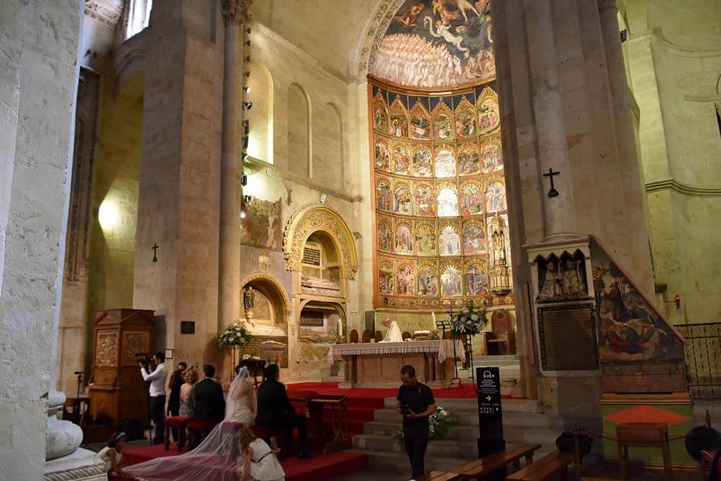 https://mdw-travel-data-us-east-1.s3.amazonaws.com/img/country/Spain/Old-Cathedral-of-Salamanca/img_01.jpg