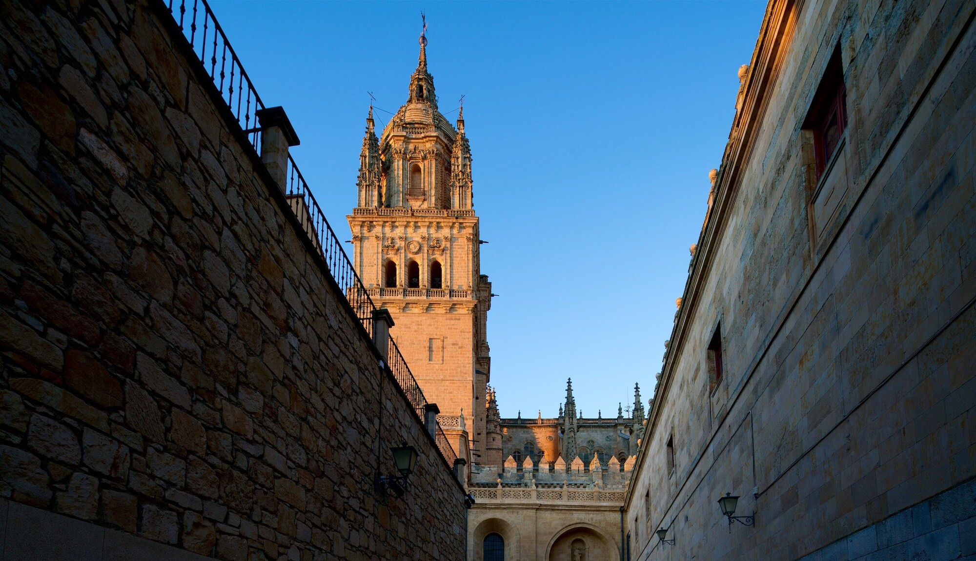 https://mdw-travel-data-us-east-1.s3.amazonaws.com/img/country/Spain/Old-Cathedral-of-Salamanca/img_02.jpg