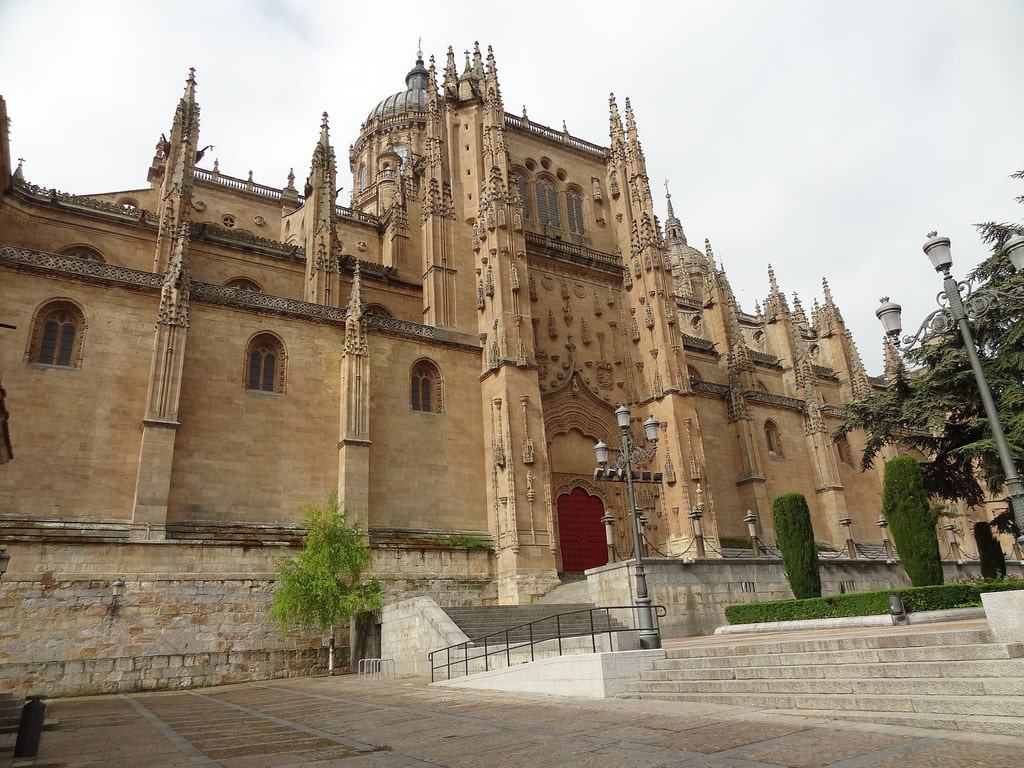 https://mdw-travel-data-us-east-1.s3.amazonaws.com/img/country/Spain/Old-Cathedral-of-Salamanca/img_03.jpg