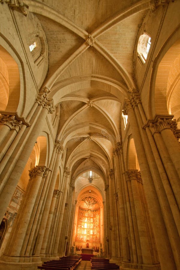 https://mdw-travel-data-us-east-1.s3.amazonaws.com/img/country/Spain/Old-Cathedral-of-Salamanca/img_05.jpg