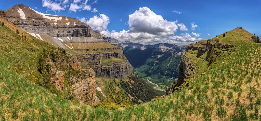 https://mdw-travel-data-us-east-1.s3.amazonaws.com/img/country/Spain/Ordesa-y-Monte-Perdido-National-Park/img_02.jpg