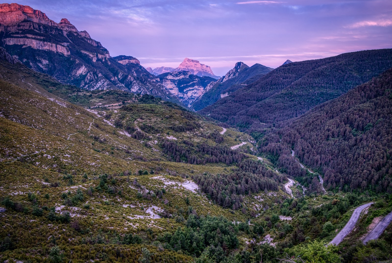 https://mdw-travel-data-us-east-1.s3.amazonaws.com/img/country/Spain/Ordesa-y-Monte-Perdido-National-Park/img_03.jpg