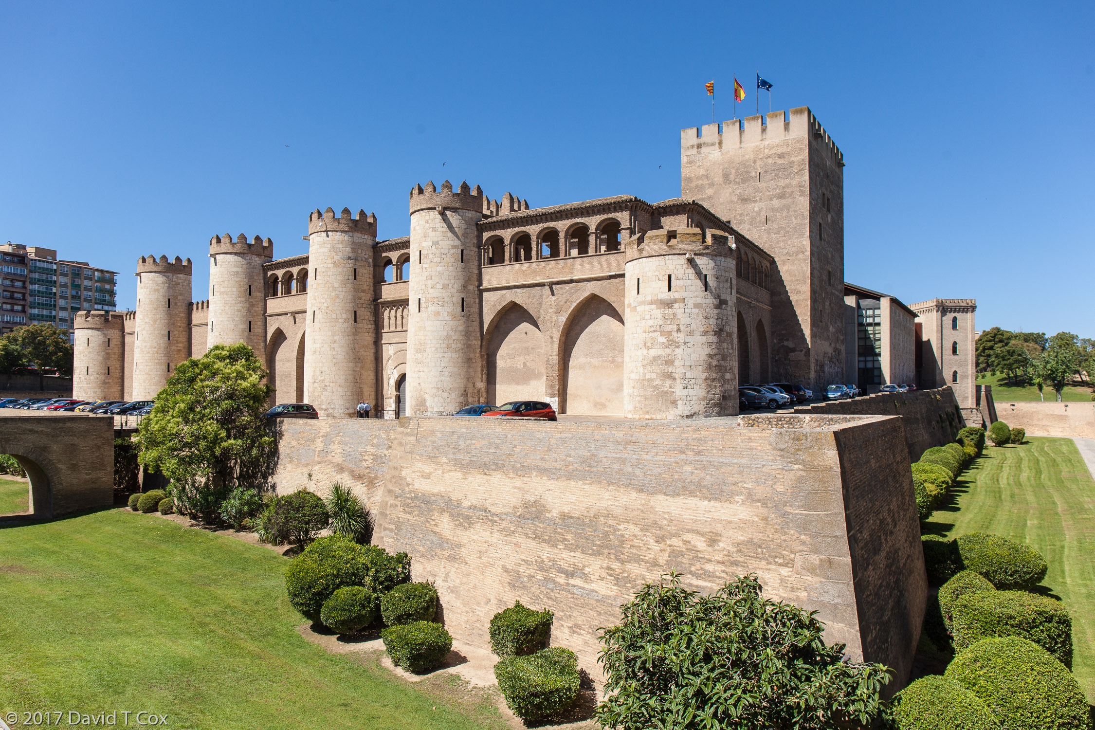 https://mdw-travel-data-us-east-1.s3.amazonaws.com/img/country/Spain/Palace-of-Aljaferia/img_00.jpg