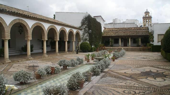 https://mdw-travel-data-us-east-1.s3.amazonaws.com/img/country/Spain/Palace-of-Viana/img_00.jpg