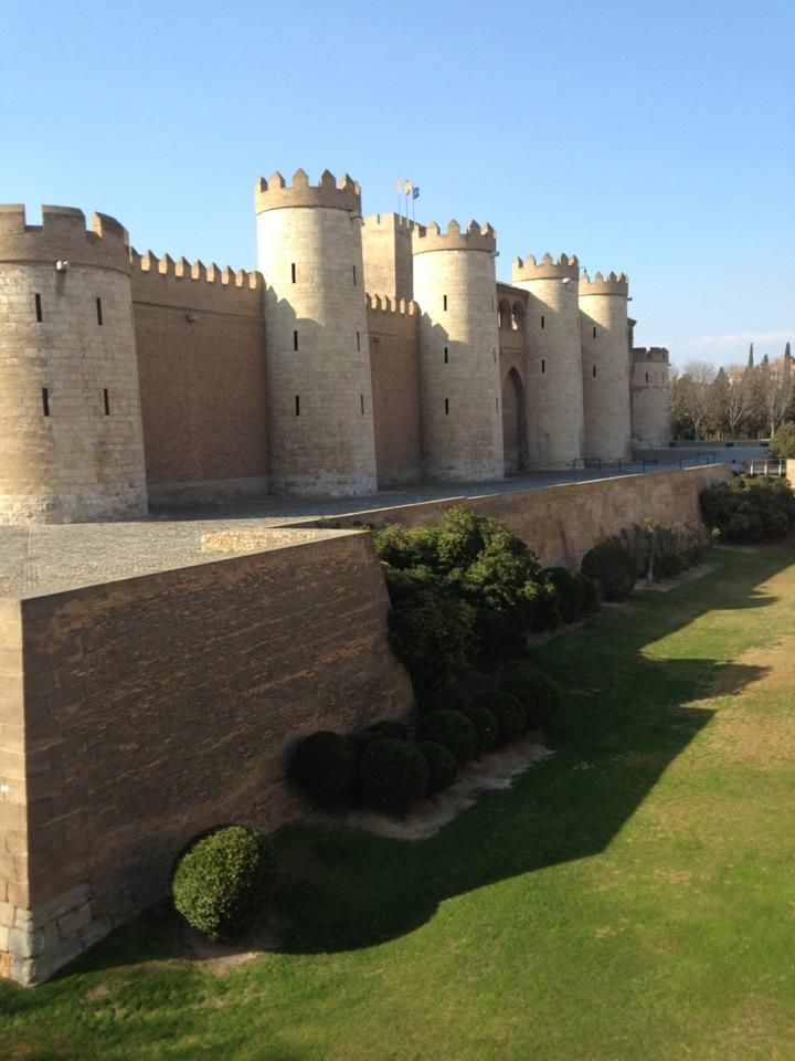 https://mdw-travel-data-us-east-1.s3.amazonaws.com/img/country/Spain/Palacio-de-la-Aljaferia/img_01.jpg