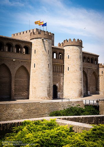 https://mdw-travel-data-us-east-1.s3.amazonaws.com/img/country/Spain/Palacio-de-la-Aljaferia/img_02.jpg