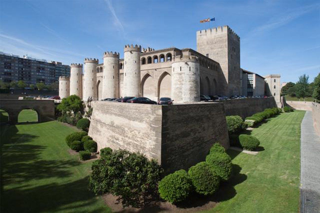 https://mdw-travel-data-us-east-1.s3.amazonaws.com/img/country/Spain/Palacio-de-la-Aljaferia/img_04.jpg