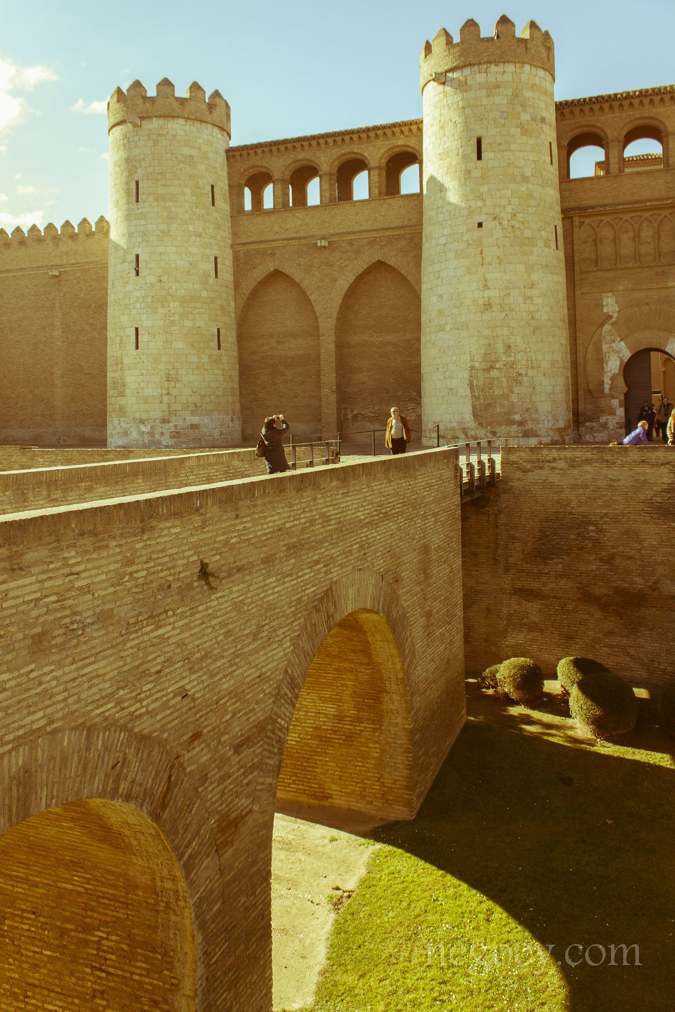 https://mdw-travel-data-us-east-1.s3.amazonaws.com/img/country/Spain/Palacio-de-la-Aljaferia/img_05.jpg