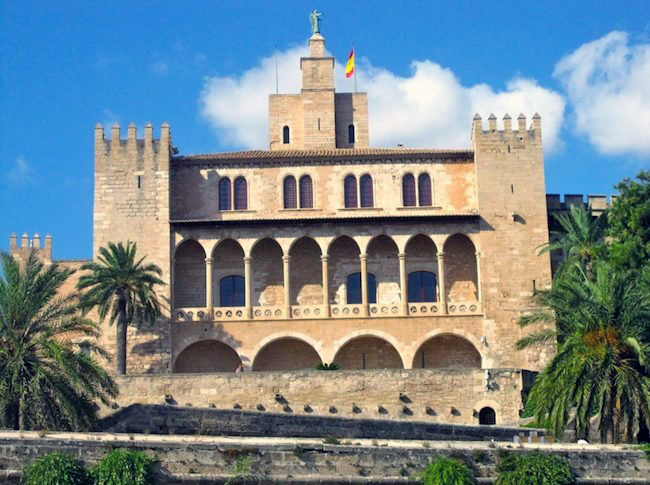 https://mdw-travel-data-us-east-1.s3.amazonaws.com/img/country/Spain/Palacio-de-la-Almudaina/img_00.jpg