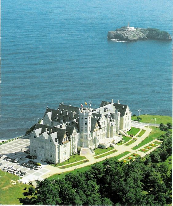 https://mdw-travel-data-us-east-1.s3.amazonaws.com/img/country/Spain/Palacio-de-la-Magdalena/img_01.jpg