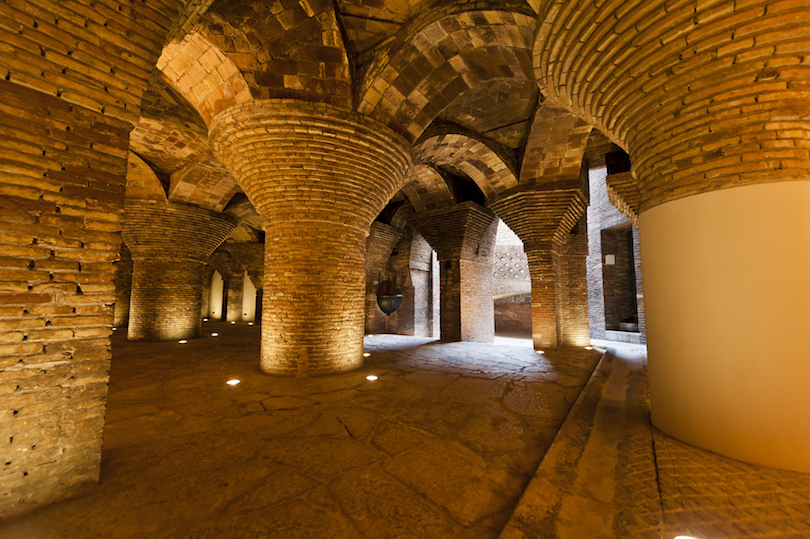https://mdw-travel-data-us-east-1.s3.amazonaws.com/img/country/Spain/Palau-Guell/img_01.jpg