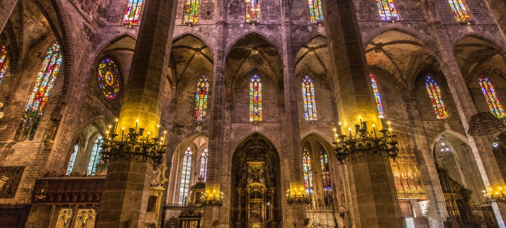 https://mdw-travel-data-us-east-1.s3.amazonaws.com/img/country/Spain/Palma-Cathedral/img_01.jpg
