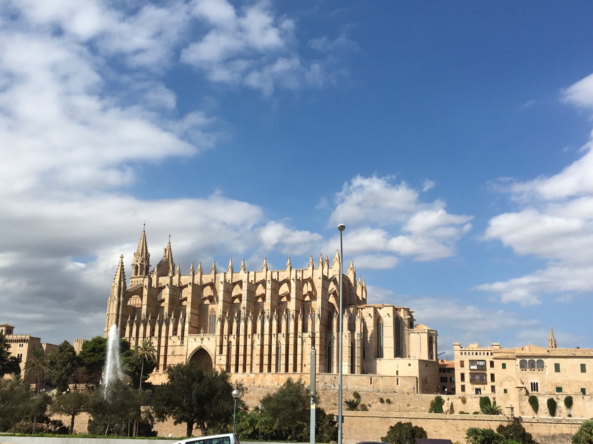 https://mdw-travel-data-us-east-1.s3.amazonaws.com/img/country/Spain/Palma-Cathedral/img_03.jpg