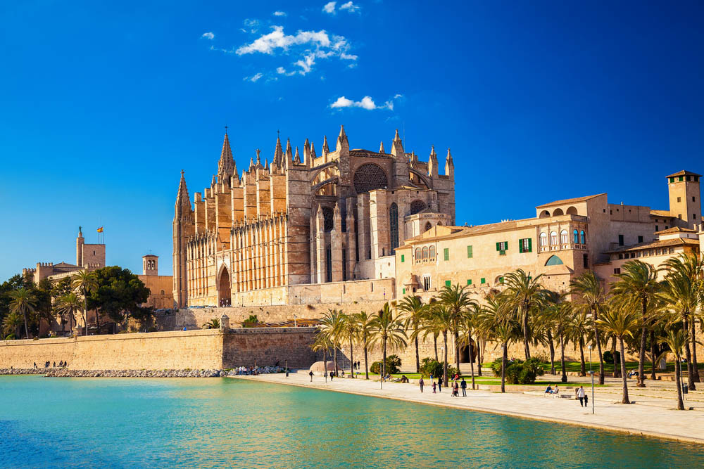 https://mdw-travel-data-us-east-1.s3.amazonaws.com/img/country/Spain/Palma-City-Hall/img_00.jpg